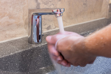 Infrarot Badarmatur ohne Berührung für ein hygienisches und wassersparendes Händewaschen