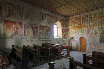 Fototapeta na wymiar l'interno affrescato della chiesa di San Valentino a Termeno