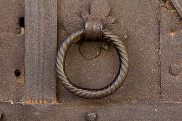 maniglia del portone corazzato della chiesa di San Valentino a Termeno