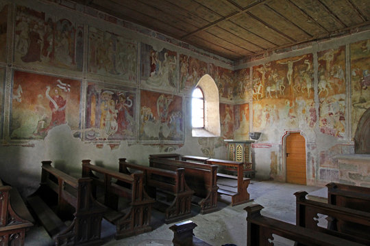 l'interno affrescato della chiesa di San Valentino a Termeno