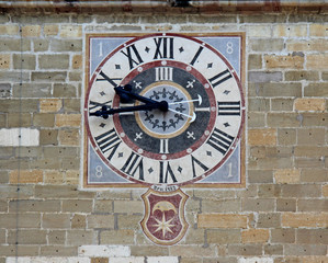 Fototapeta na wymiar l'orologio sul campanile della chiesa parrocchiale di Termeno