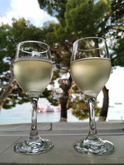 Rempli verre de vin blanc