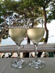 Rempli verre de vin blanc