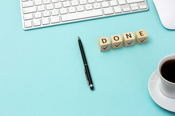 Aufgabe, Planung, Konzept erledigt. Würfel mit dem Wort „done“ auf dem Schreibtisch . © levelupart
