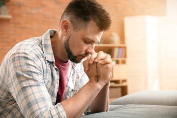 Obraz premium Religious man praying at home