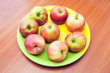 apples for dessert on the plate 