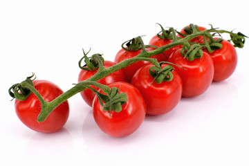 Nahuafnahme einer Rispe roter Cherry-Tomaten. Makroaufnahme, isoliert vor weißem Hintergrund