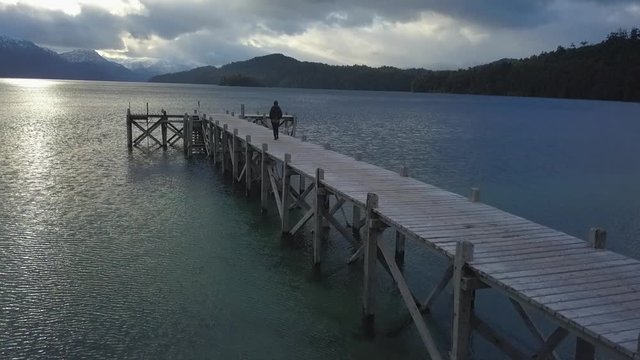 novios caminando por un muelle