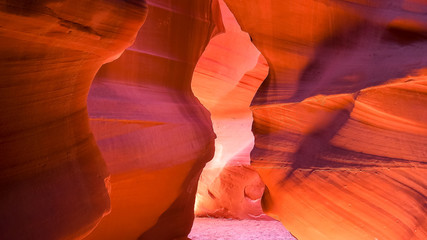 Obraz na płótnie Canvas keyhole shaped entrance in upper antelope canyon, az