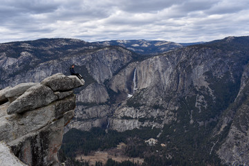 Fototapeta na wymiar Yosemite - Over hanging rock
