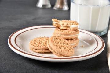 Vanilla cream cookies and milk