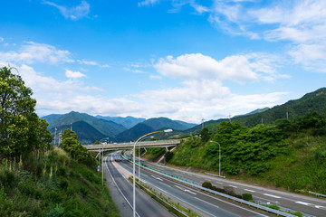 (山梨県-風景)勝沼ぶどう園の間を通る中央道１
