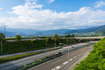 (山梨県-風景)勝沼ぶどう園の間を通る中央道２