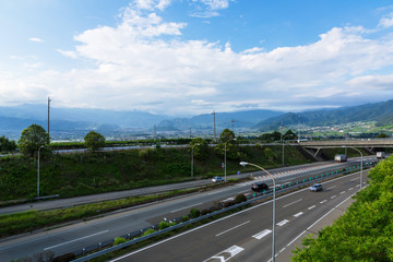 (山梨県-風景)勝沼ぶどう園の間を通る中央道３