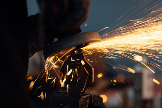 Using a grinding machine industrial