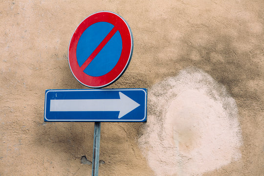 Directional arrow sign on residential street, Tuscany, Italy
