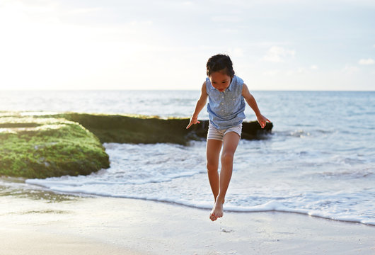 Asian little girl playing excited at the seaside_During the journey