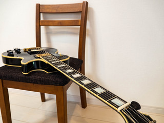 椅子とギター
