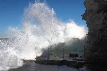 Fototapeta na wymiar Crashing Waves at the Bogey Hole Newcastle Australia