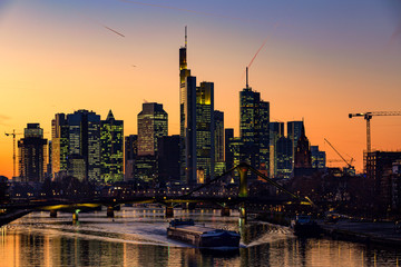 Fototapeta premium Panoramę Frankfurtu nad Menem w nocy