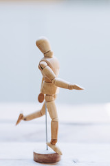 Mannequin en bois pour apprendre à dessiner le corps humain