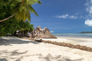 Strand mit Granitfelsen und weissem Sand auf der Insel La Digue, Seychellen
