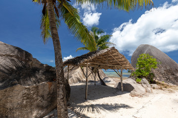 Sandstrand mit Hütte und  Granitfelsen Anse Source D'Argent auf der Seychellen Insel La Digue