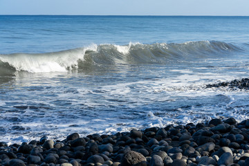 houle et vagues sur la plage de galets