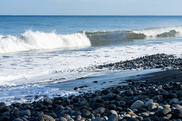 houle et vagues sur la plage de galets