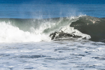 Naklejka premium houle et vagues sur la plage de galets