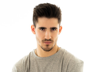 Obraz premium Portret przystojny młody człowiek w neutralnych wyrazach twarzy pokera i ludzkich emocji