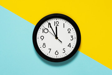 Uhr blau gelb