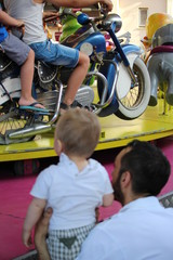 famille à la fête forraine