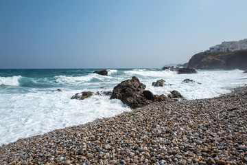 Starke Brandung am Kiesstrand © scaleworker