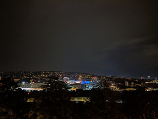 Blick über Stuttgart bei Nacht mit der blau beleuchteten Stadtbibliothek