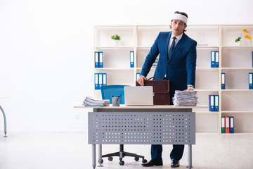 Head injured male employee working in the office 
