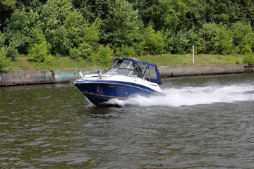 Obraz premium River transport vessel on the surface of the river in the daytime