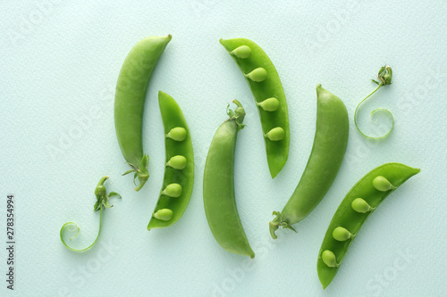 薄いパステルの緑のバックで撮影したえんどう豆のイメージ写真 Fotolia 薄いパステルの緑のバックで撮影したえんどう豆のイメージ写真 Fotolia