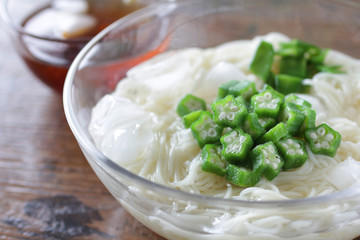 木目背景で撮影した夏野菜のオクラを使ったそうめん