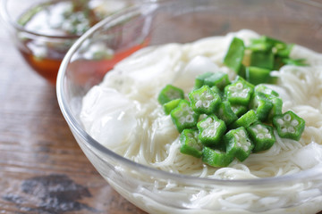 木目背景で撮影した夏野菜のオクラを使ったそうめん