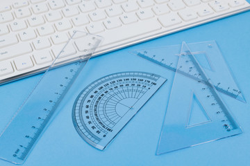 ビジネスイメージ　キーボード　定規　分度器