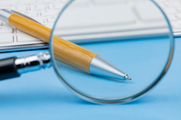 ビジネスイメージ　キーボード　ボールペン　虫めがね