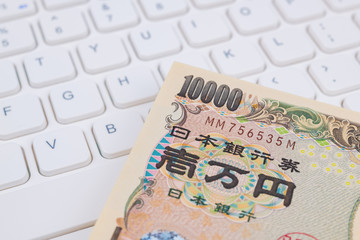 ビジネスイメージ　現金　札束　100万円　キーボード