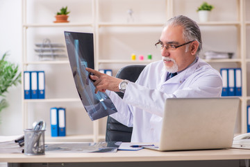Obraz premium Aged male doctor radiologist in the clinic 