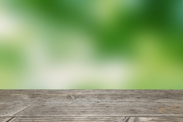 Tischplatte mit grünem Hintergrund und Textfreiraum