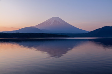 夜明け前の本栖湖から湖面に映る朝焼け富士山