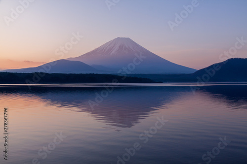 夜明け前の本栖湖から湖面に映る朝焼け富士山 Wall Mural Umibozze 夜明け前の本栖湖から湖面に映る朝焼け富士山 Wall Mural Umibozze