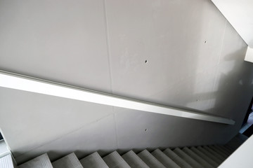 Obraz premium Modernes Treppenhaus mit Wänden in Betonoptik