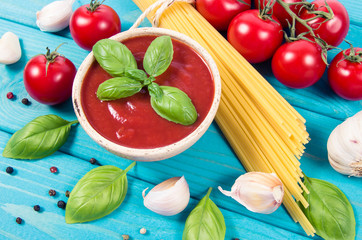 Fresh tomato sauce with garlic and basil, for pasta dishes.