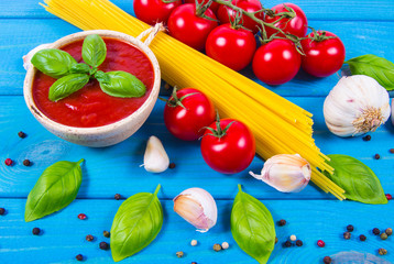 Fresh tomato sauce with garlic and basil, for pasta dishes.